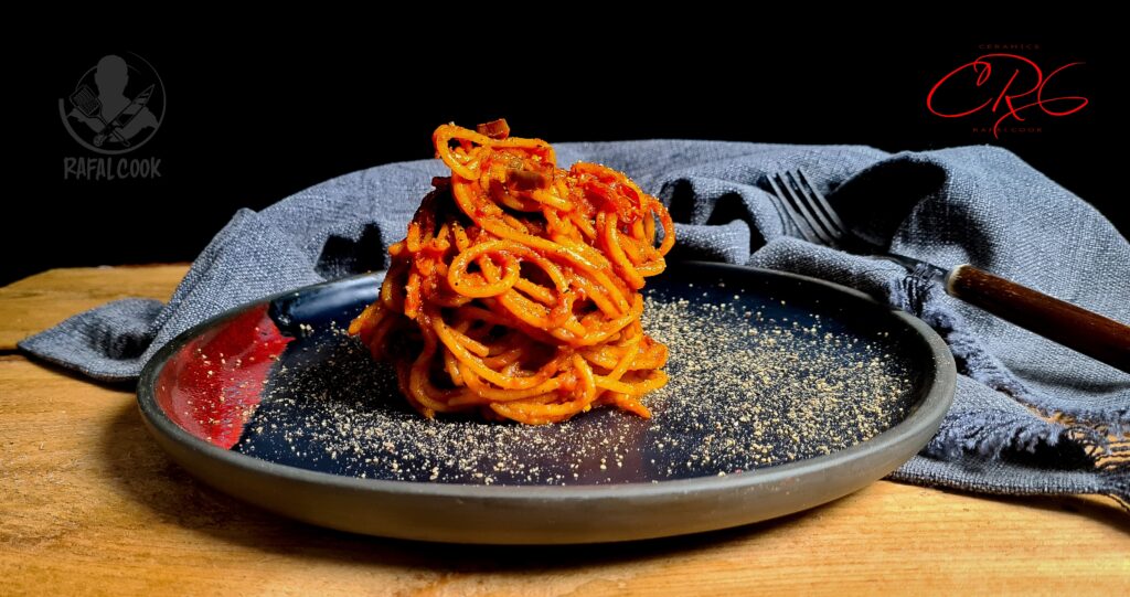 Talerz od Aleforma Ceramics z serii cRc i Spaghetti all’assassina